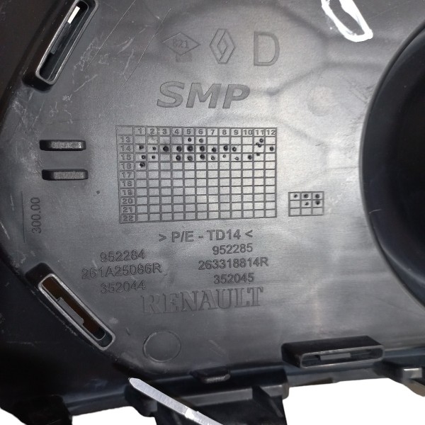 Grade Farol Milha Direito Renault Sandero 2017