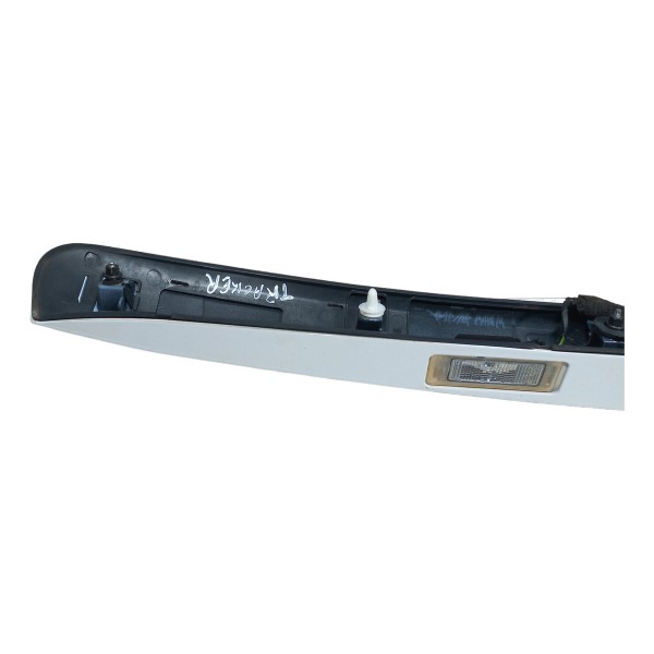 Moldura Aplique Tampa Traseira C/luz Placa Gm Tracker 2016