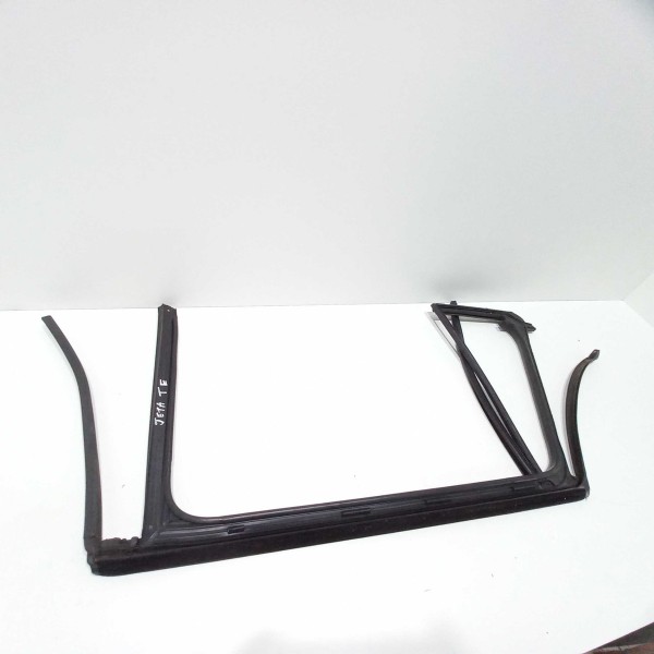 Guarnição Porta Traseira Esquerda Volkswagen Jetta 2010 Preto