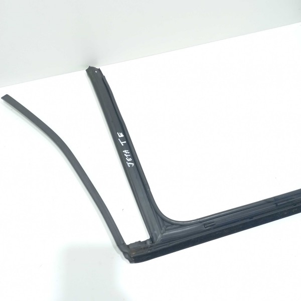 Guarnição Porta Traseira Esquerda Volkswagen Jetta 2010 Preto